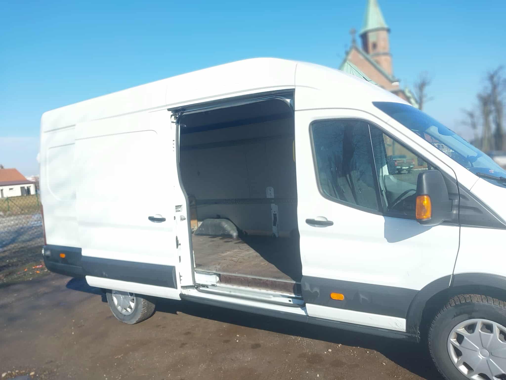 Boczny widok z otwartymi drzwiami